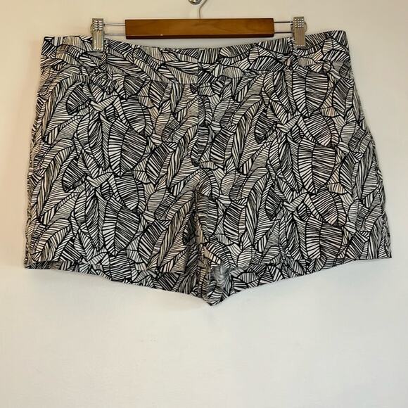 LOFT Pants - Loft 100% Linen Marisa Palm Leaf Print 4” Shorts Size 14 Black White